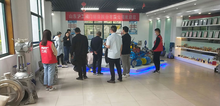 閥門(mén)展廳參觀(guān)