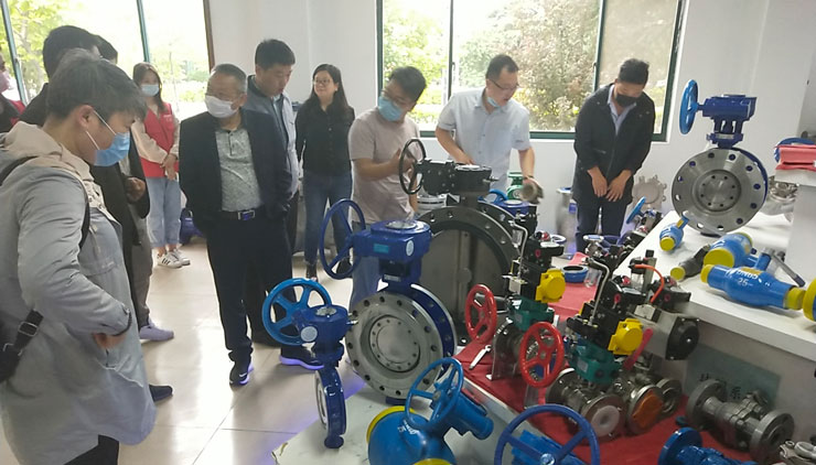 閥門(mén)展廳參觀(guān)